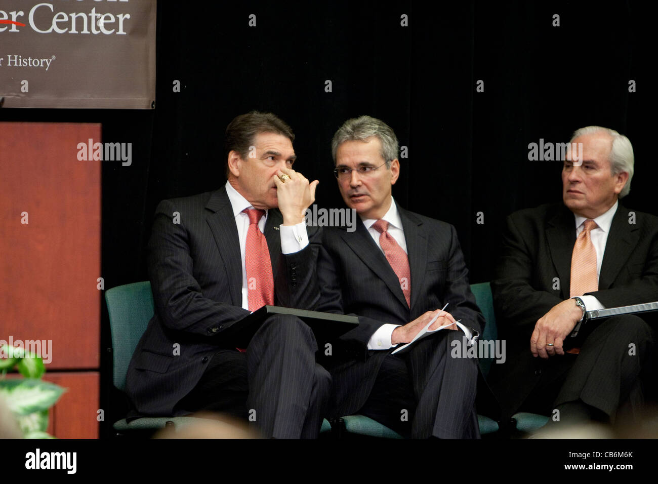 Texas-Gouverneur Rick Perry spricht Präsident der UT MD Anderson Cancer Center und Regent Vorsitzender Gene Powell Stockfoto
