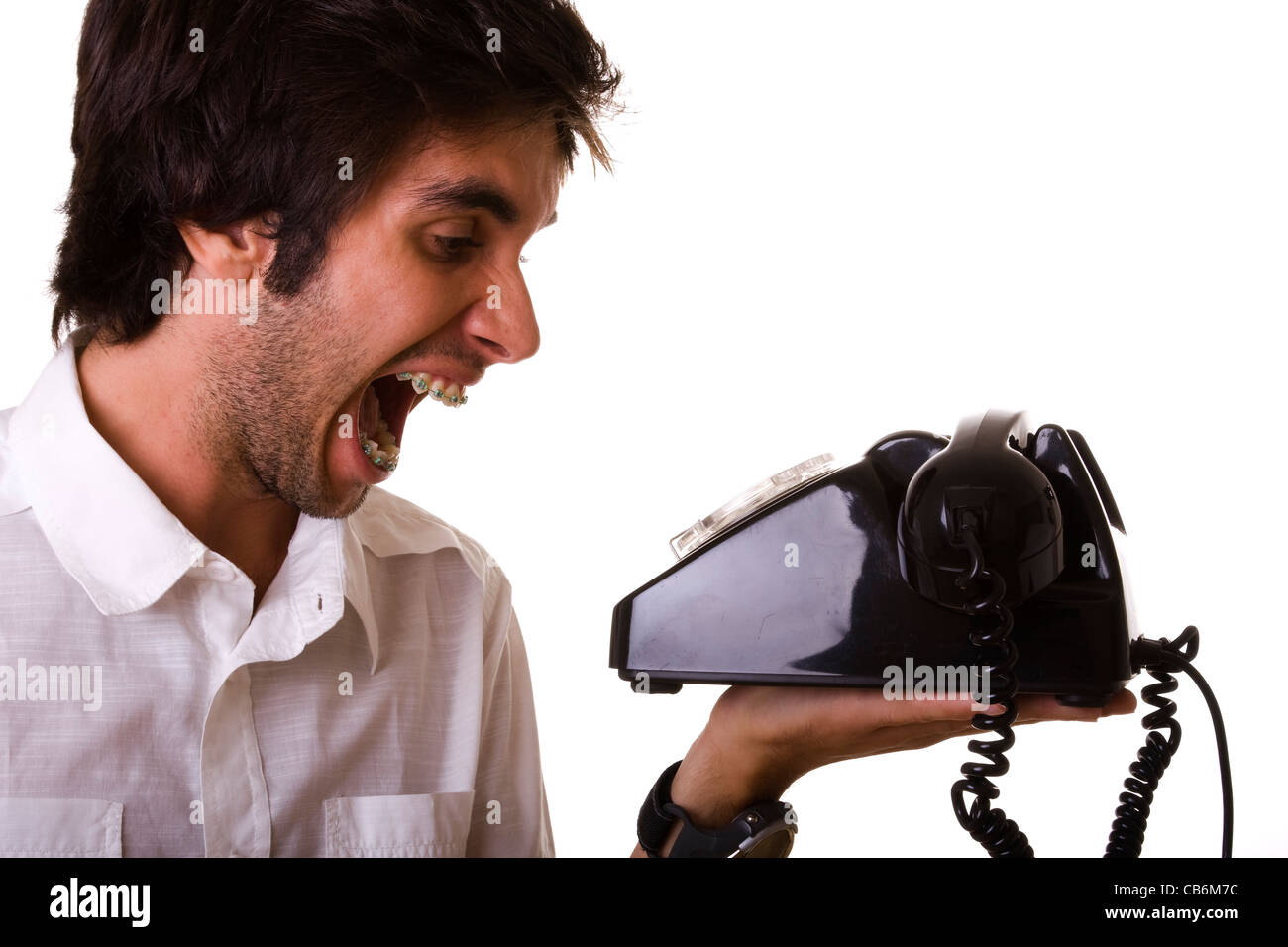junge Männer, die schreien, um das Telefon (isoliert auf weiss) Stockfoto