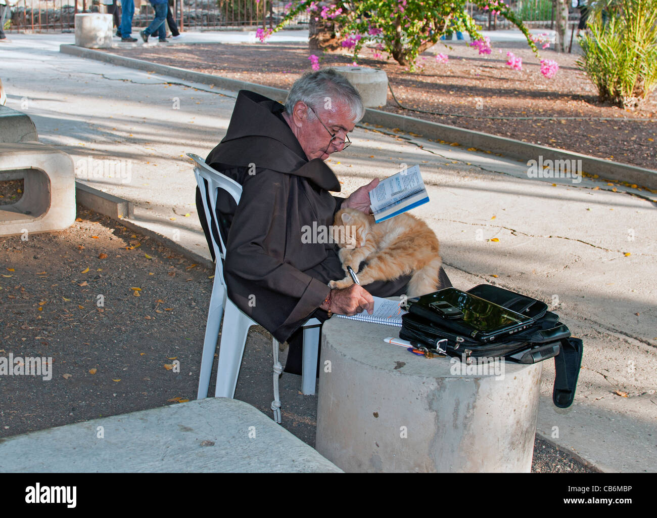 Mönch sitzt mit Katze und schreiben und lesen, Kapernaum, Galiläa, Israel, Asien, Naher Osten Stockfoto