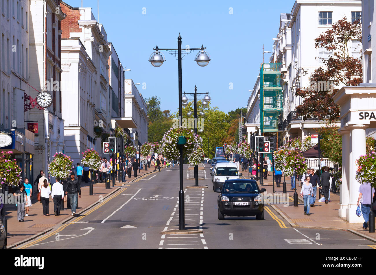 Leamington Spa, Warwickshire, Großbritannien. Blick auf die Parade im Zentrum der Stadt. Stockfoto