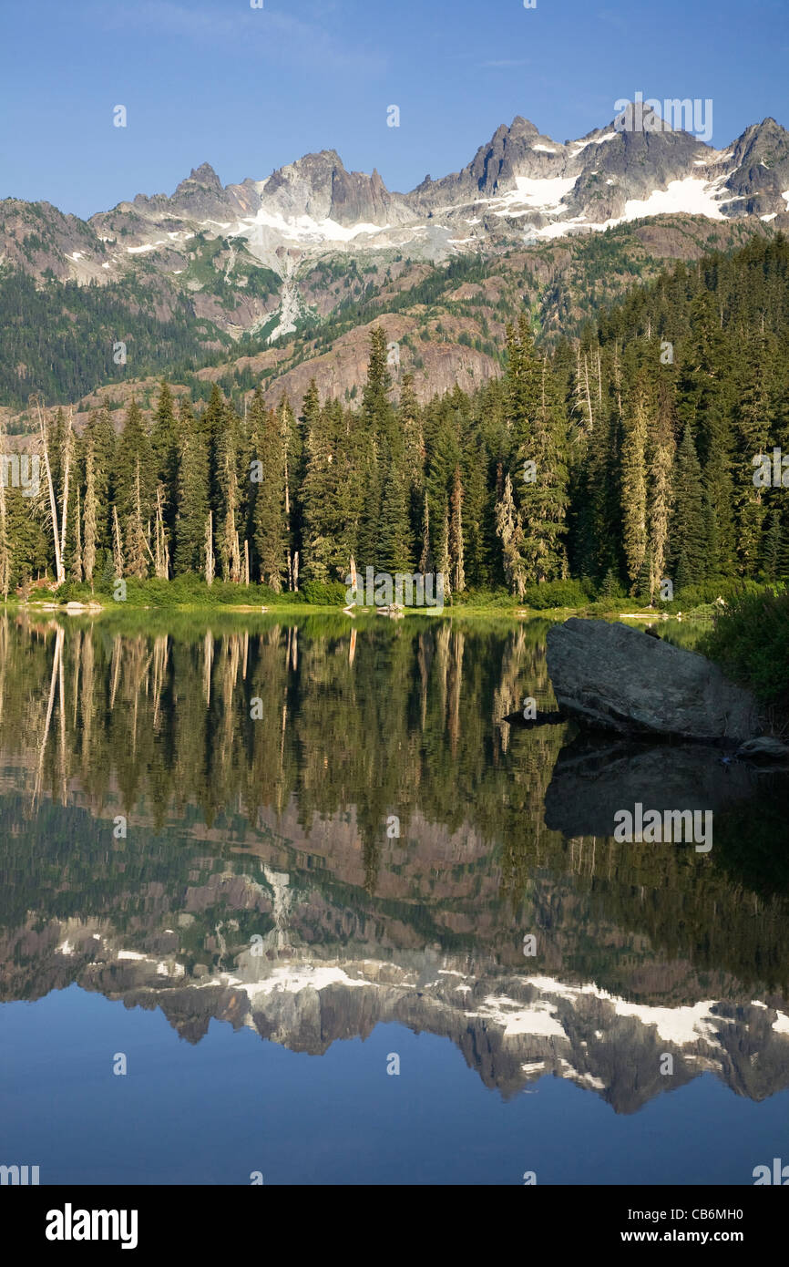 Lemah Berg reflektiert in den stillen Wassern des Sees Pete im alpinen Seen Wildnis Teil des Wenatchee National Forest. Stockfoto
