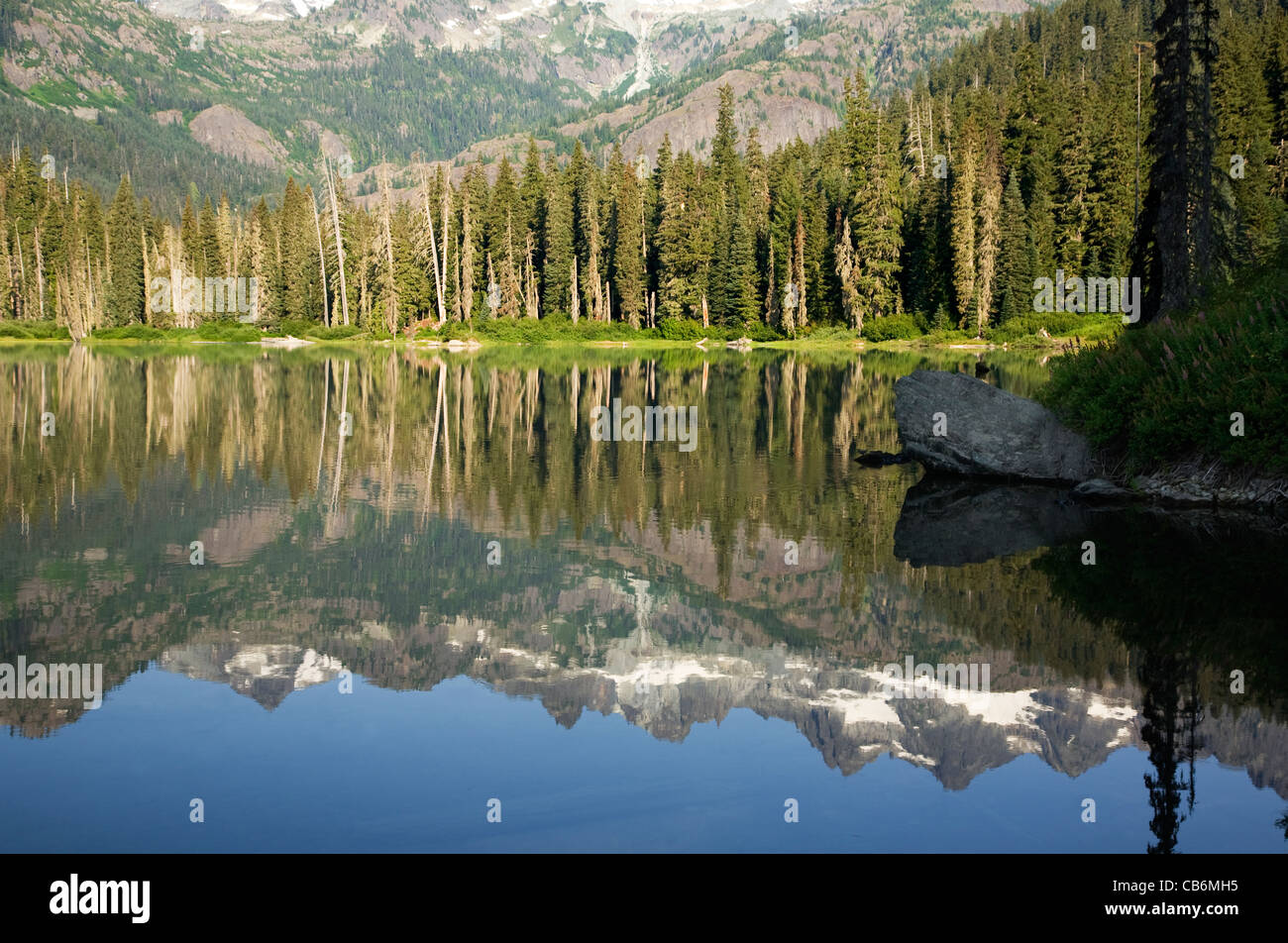 WASHINGTON - Lemah Berg reflektiert in den stillen Wassern der Pete-See in der alpinen Seen-Wildnis. Stockfoto