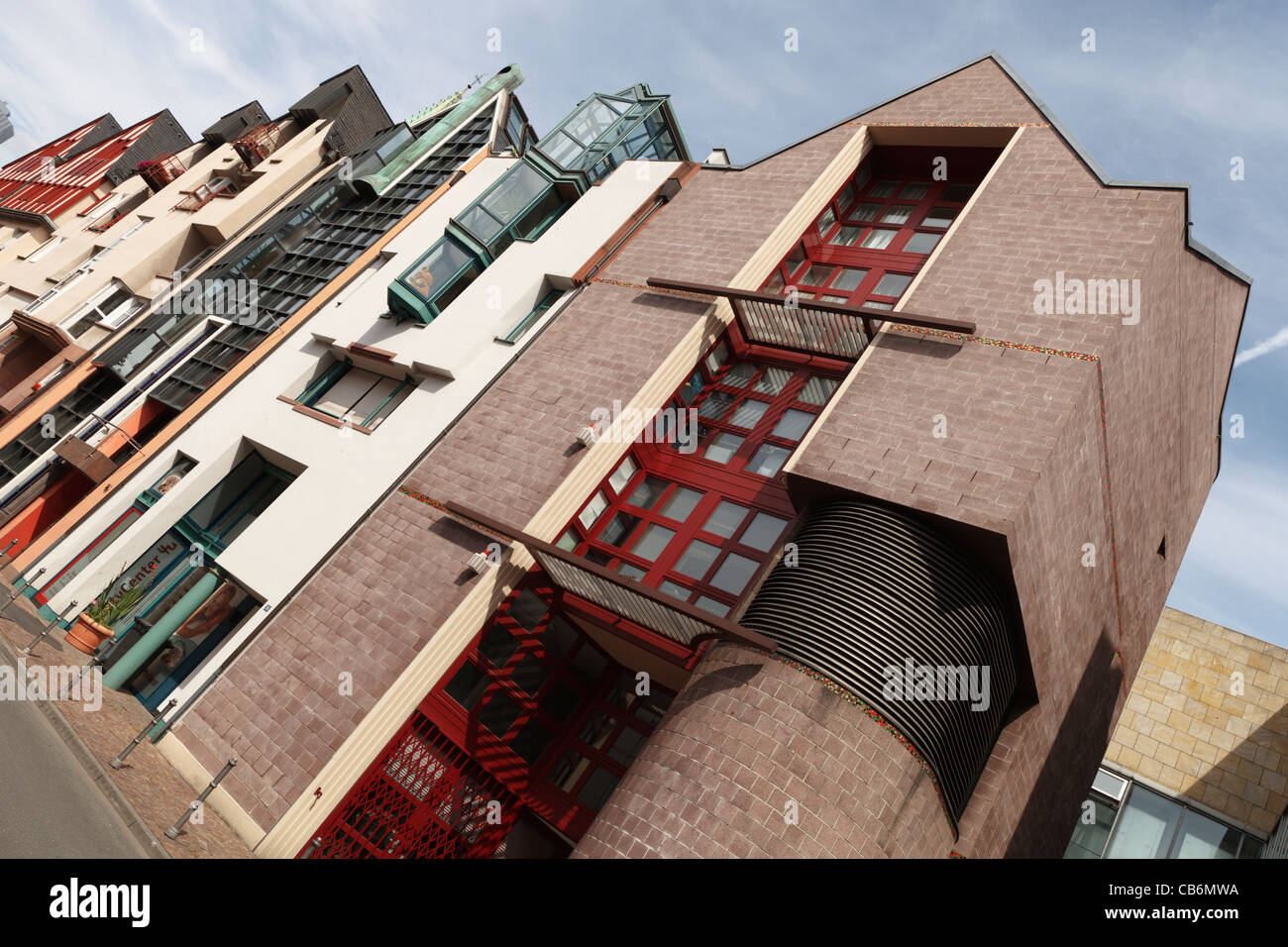 Modern gestaltet Stadthäuser auf Saalgasse - Frankfurt am Main, Deutschland. Stockfoto