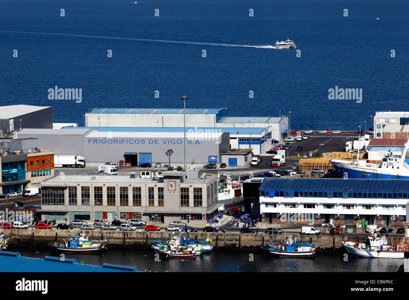 Blick über Hafen und Fisch einfrierende Fabriken Cíes-Inseln Tragflügelboot in Hintergrund, Vigo, Galizien, Spanien Stockfoto