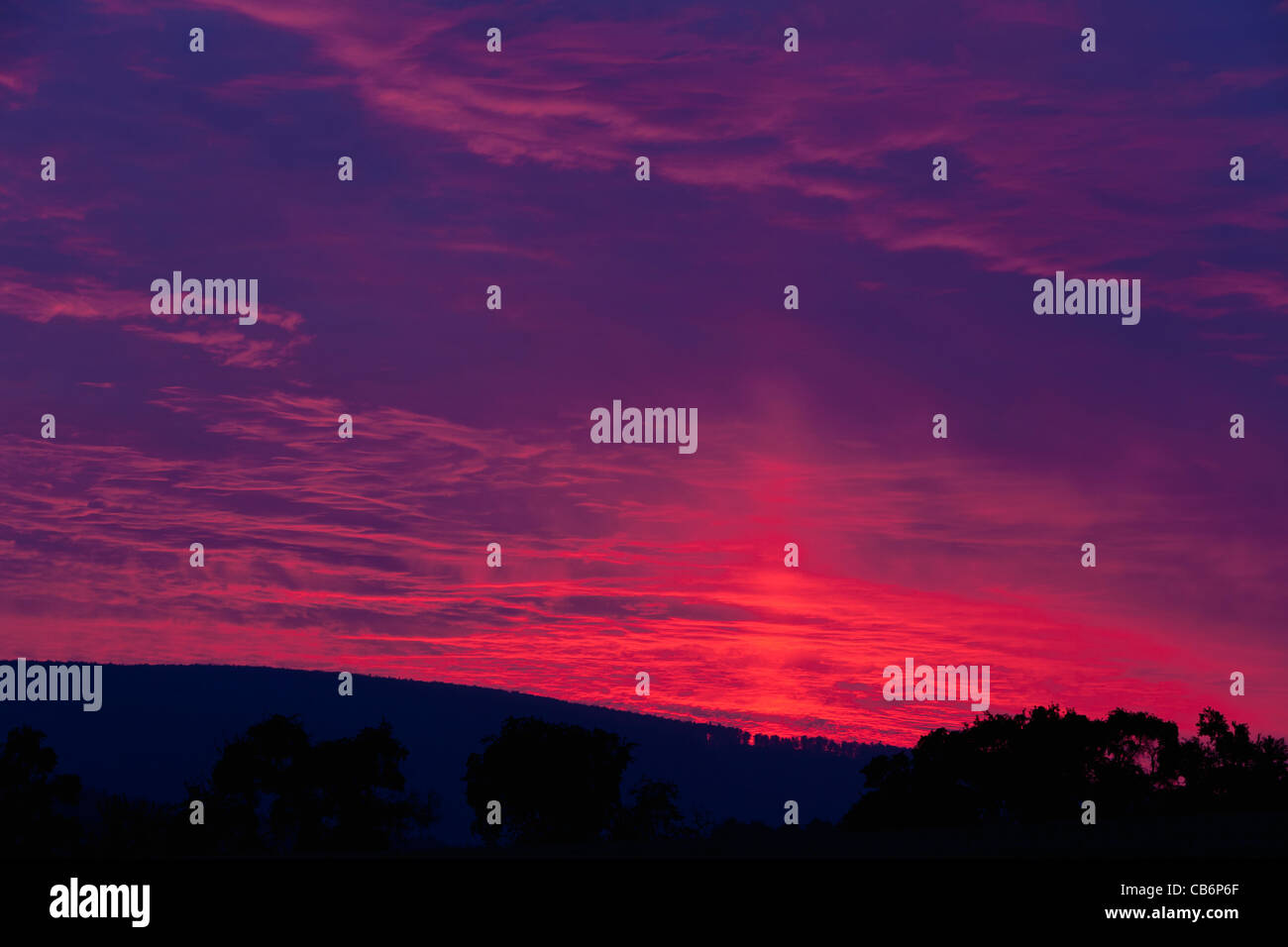 Sonnenuntergang und stürmischen Himmel, im Sommer über Rheinhardswald, Weserbergland, Niedersachsen, Deutschland Stockfoto