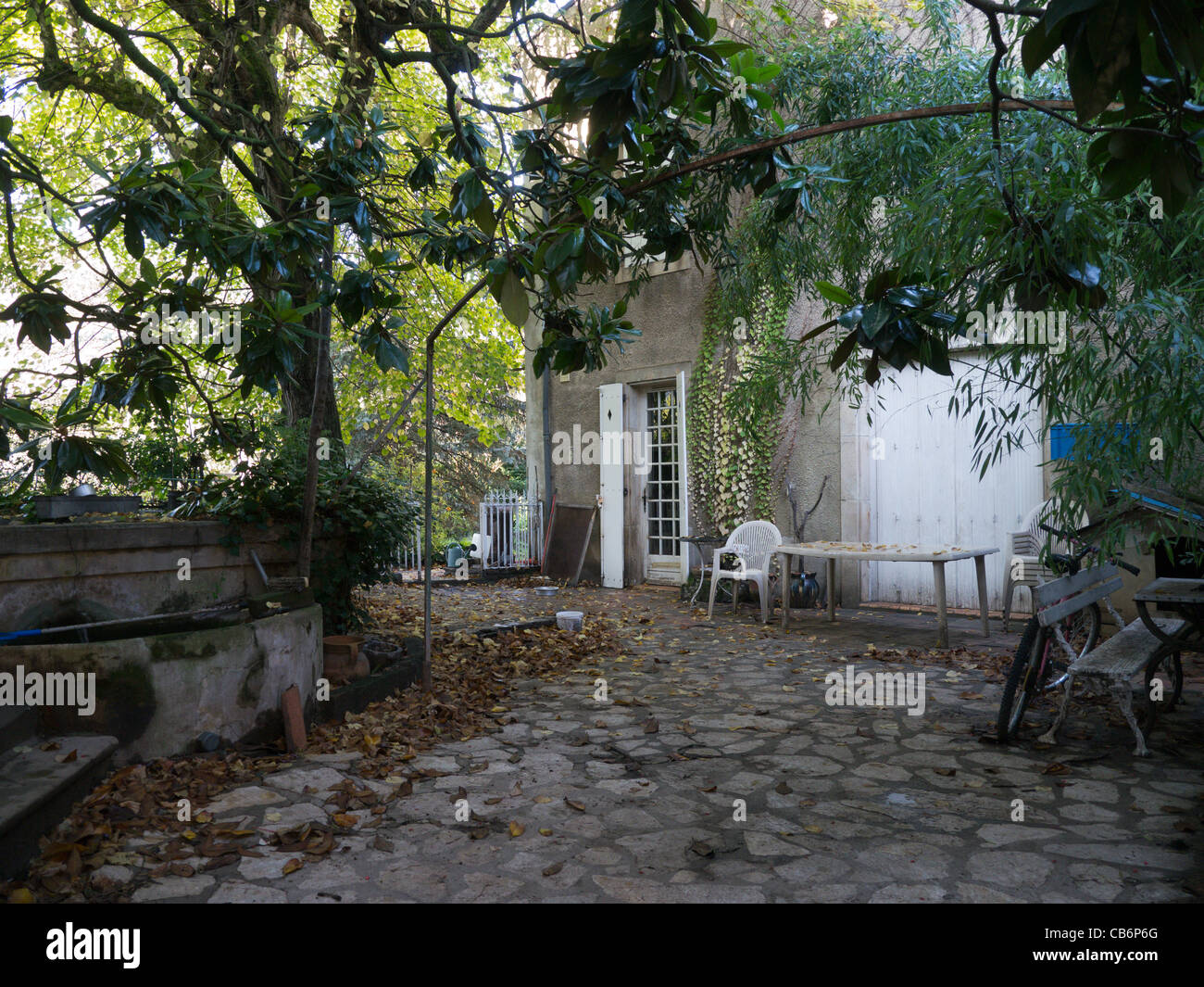 Szene im Stadtzentrum von Alet-Les-Bains in der Aude, Languedoc, Frankreich Stockfoto