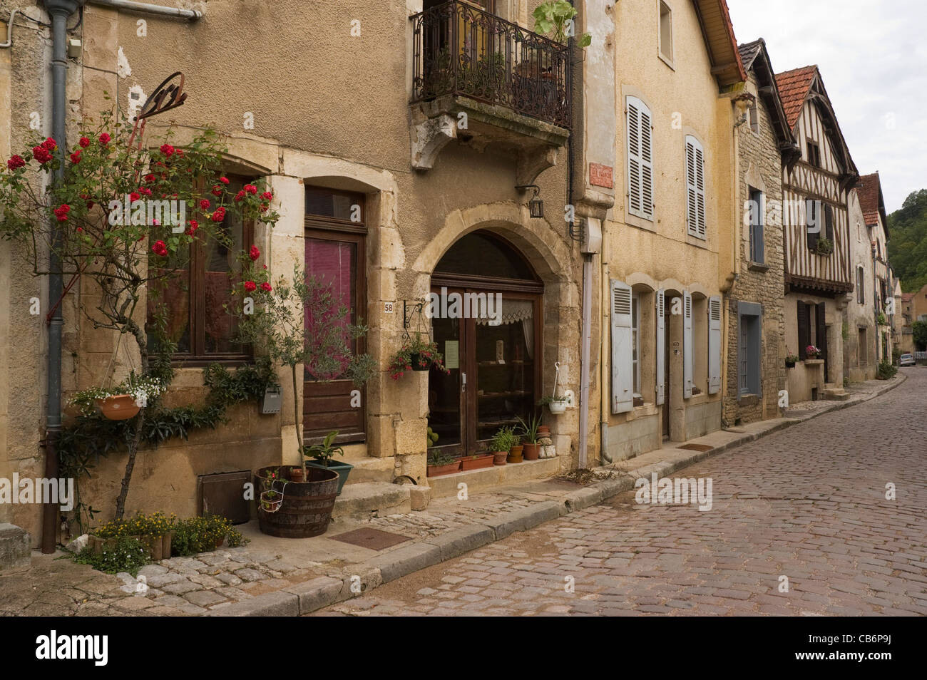 Elk196-1501-Frankreich, Burgund, Noyers-Sur-Serein, street Szene mit traditioneller Architektur Stockfoto