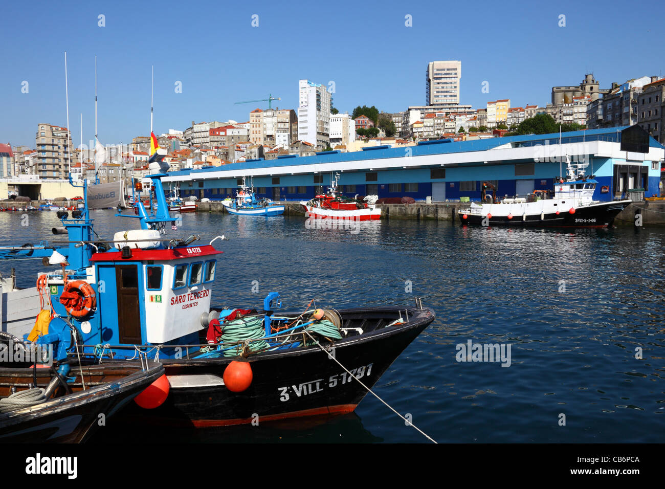 Fischerboote im Hafen und Gebäude am Hang, Vigo, Galicia, Spanien Stockfoto
