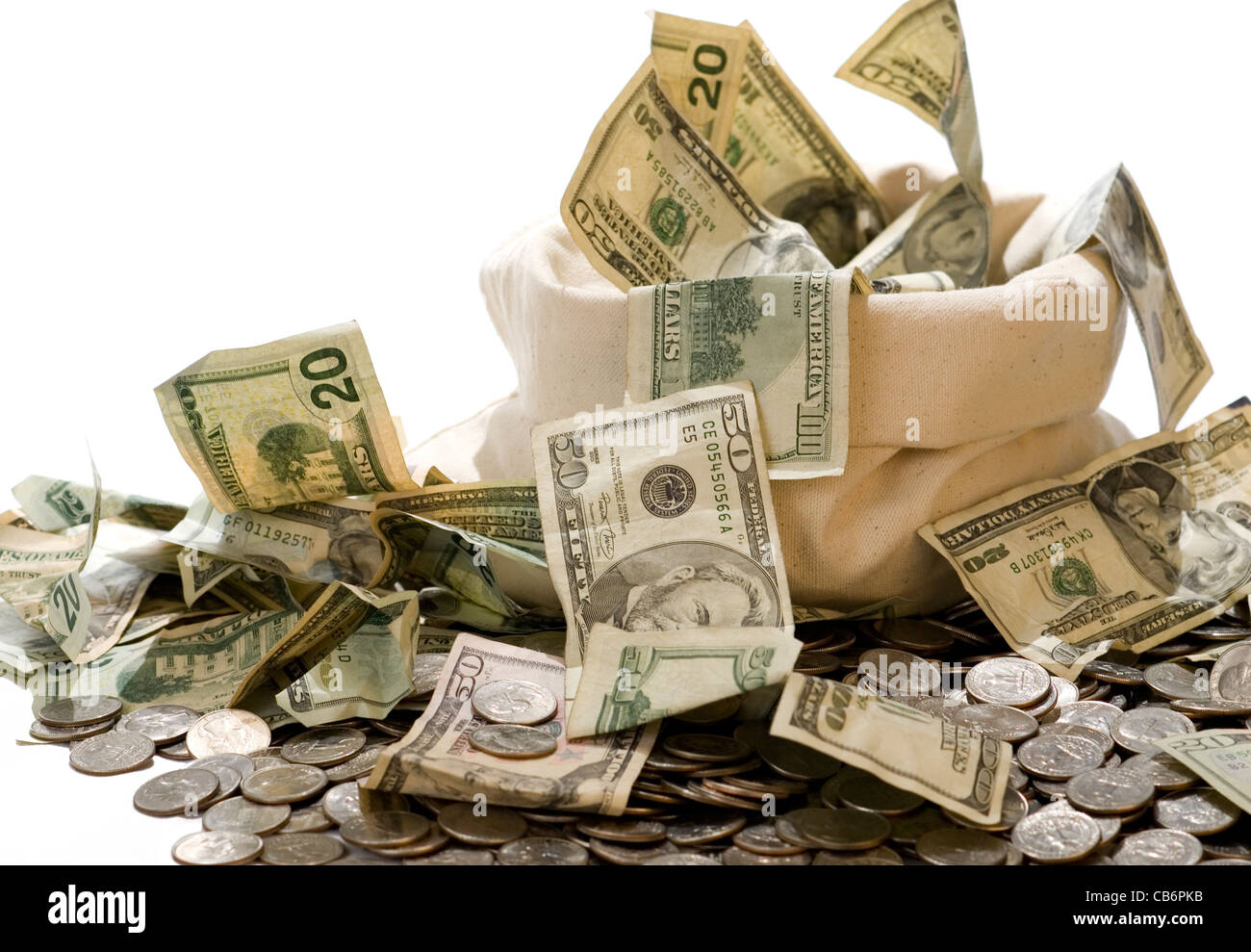 Geld (US-Dollar) aus einer Segeltuchtasche Geld verschütten. Stockfoto