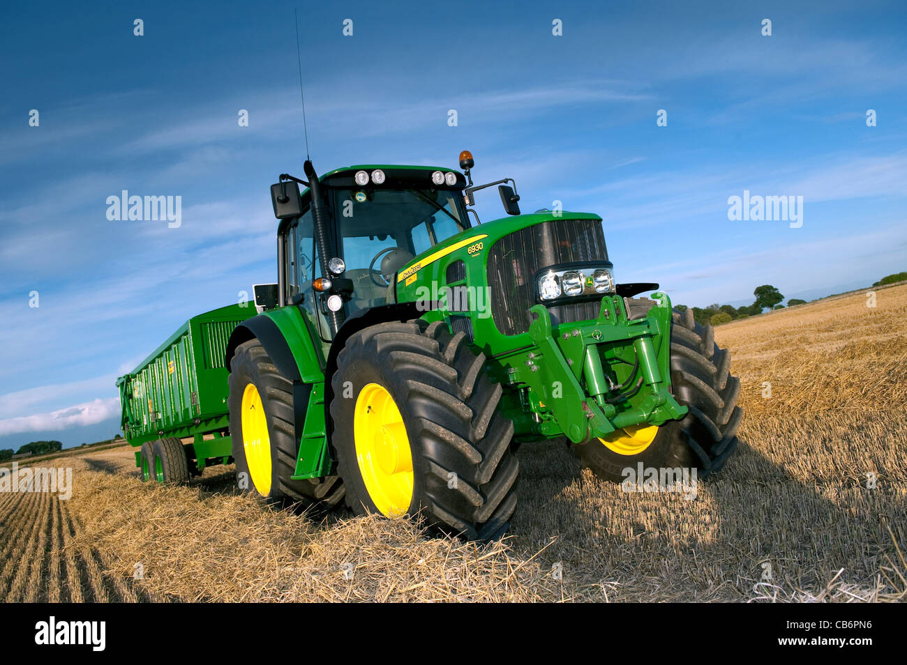 John Deere 6930 Traktor mit 10 Tonnen Getreide-Anhänger auf. Stockfoto
