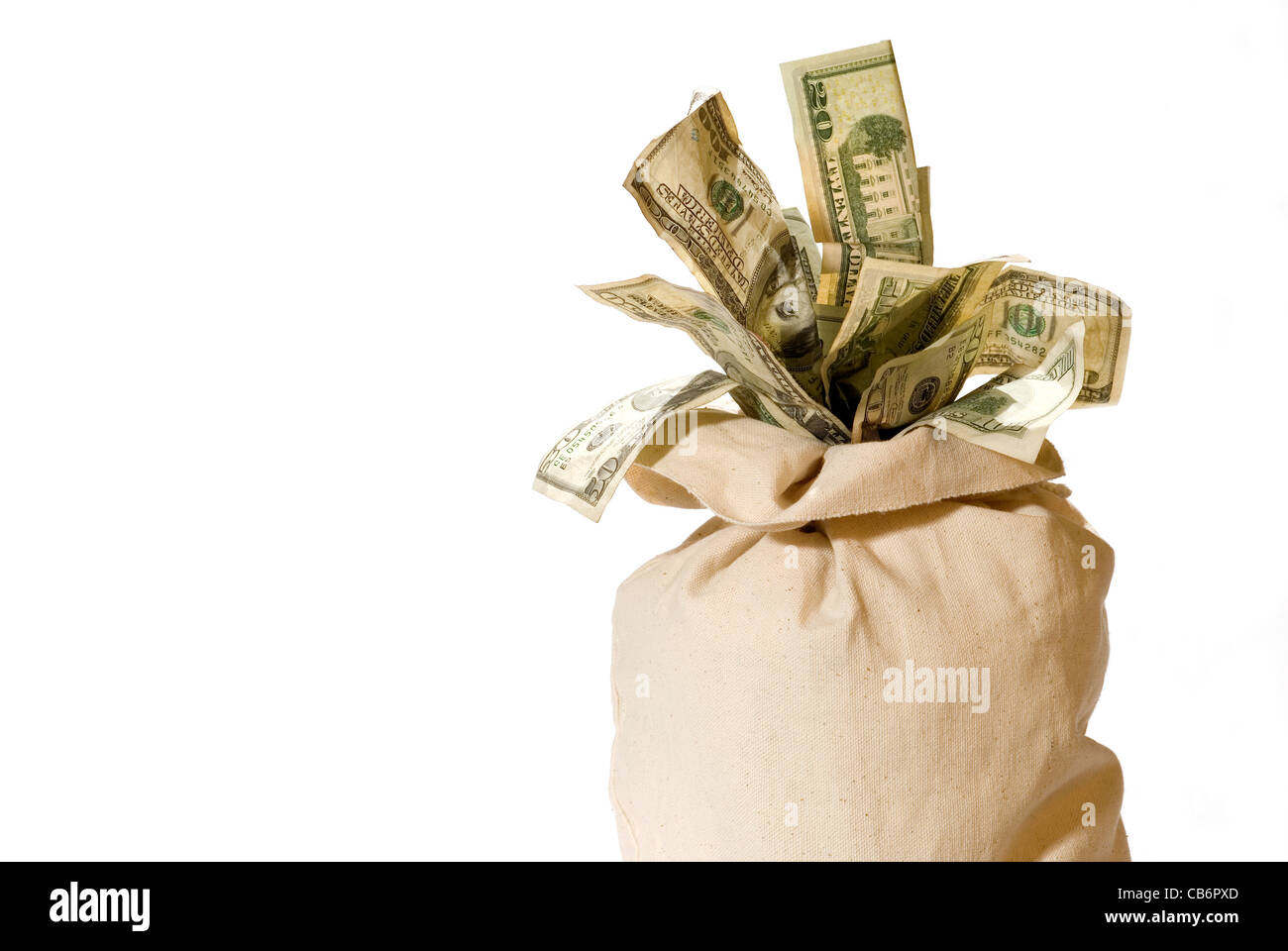 Geld (US-Dollar) aus einer Segeltuchtasche Geld verschütten. Stockfoto