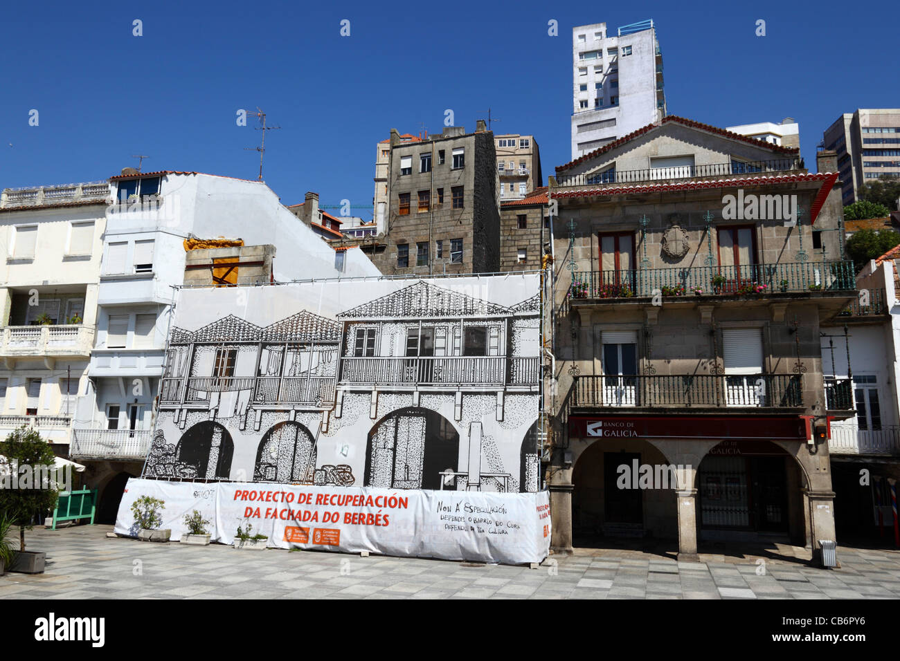 Melden Sie sich in galizischer Sprache auf Fachada do Berbes, ein historisches Gebäude, das entlang der Hafenpromenade, Vigo, Galicien, Spanien restauriert wird Stockfoto