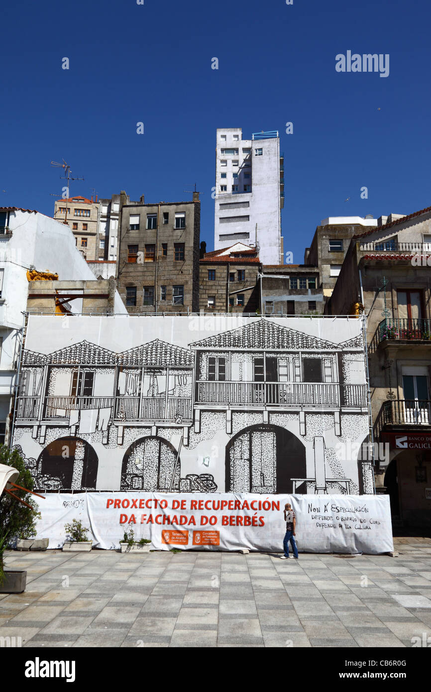 Melden Sie sich in galizischer Sprache auf Fachada do Berbes, ein historisches Gebäude, das entlang der Hafenpromenade, Vigo, Galicien, Spanien restauriert wird Stockfoto