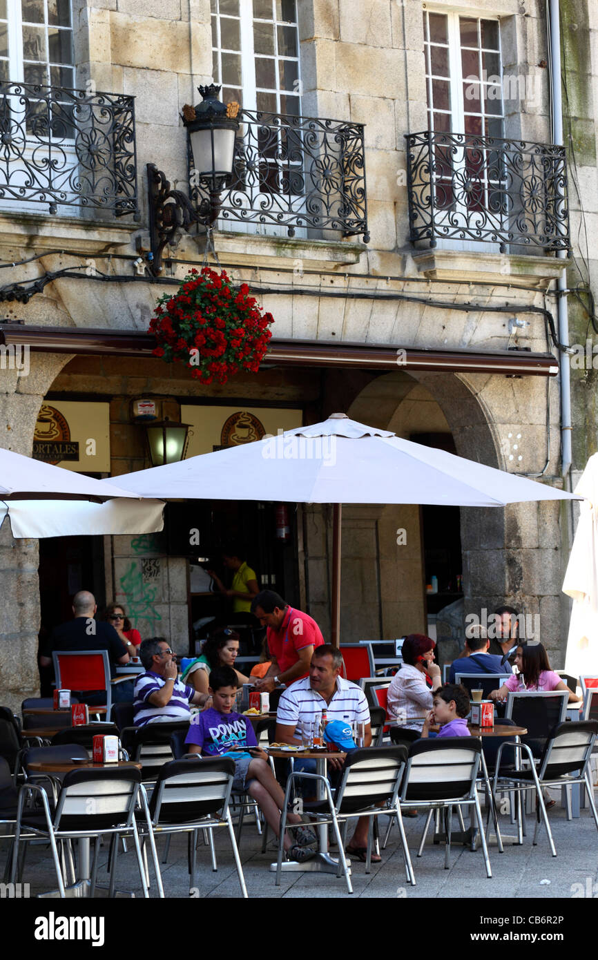 Leute sitzen in der Straße vor Café in Praza da Constitucion, Vigo, Galizien, Spanien Stockfoto