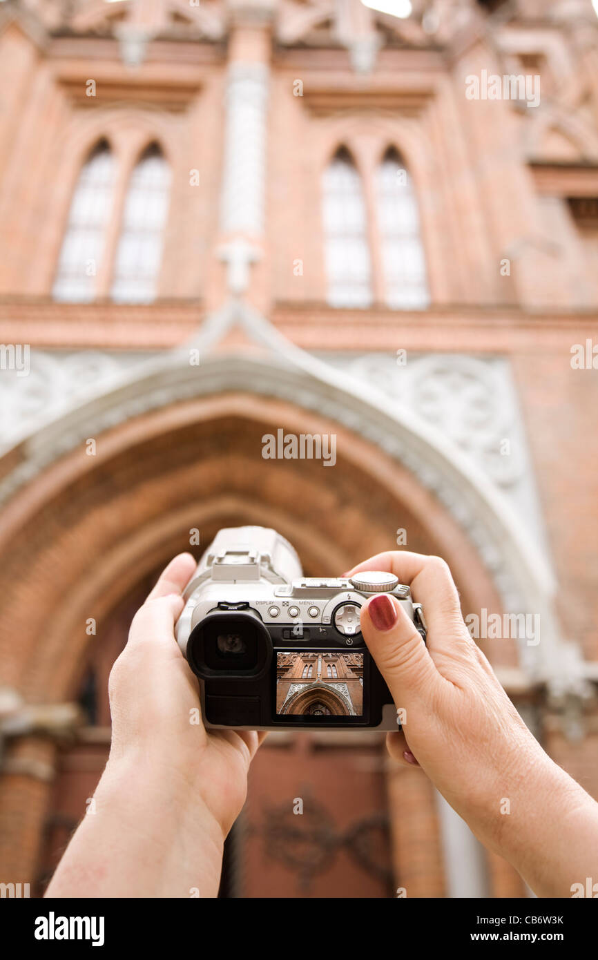 Hände des Reisenden mit Digitalkamera Stockfoto