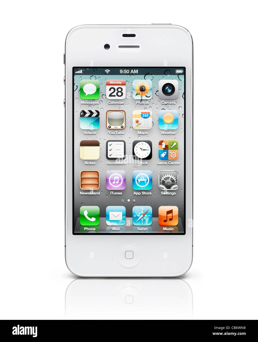 Weiße Apple-Smartphone iPhone 4 s mit Desktop-Symbole auf dem Display. Isoliert auf weißem Hintergrund Stockfoto
