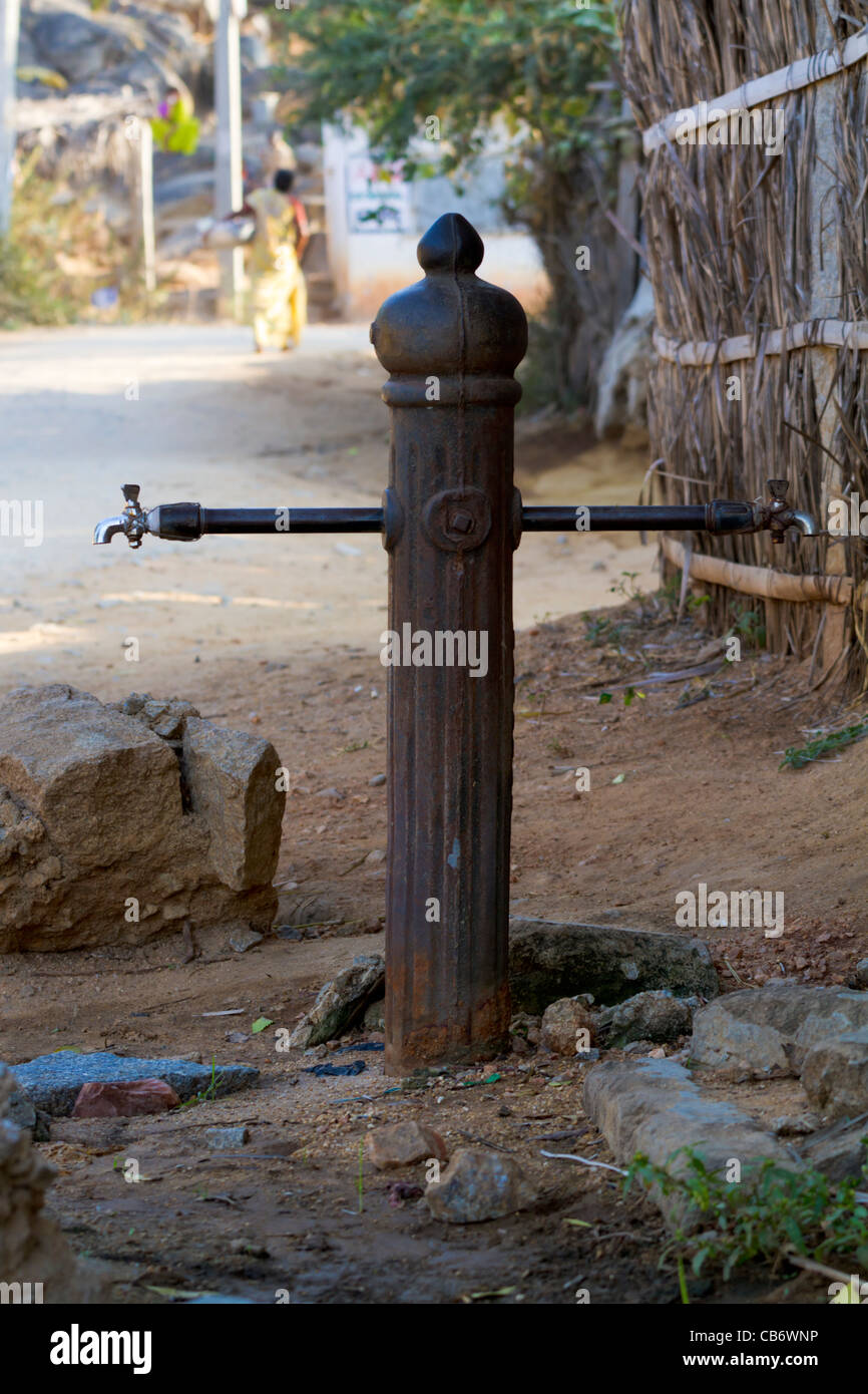 Hampi Ruinen Wasser Pumpe braune Straße Eisen Rost Stockfoto