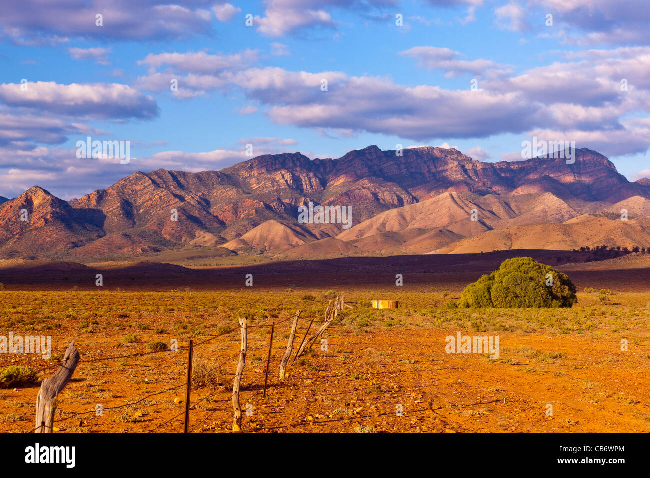 Blick über Merna Mora-Station von Moralana Scenic Drive auf den Wilpena Pound Bereich in den Flinders Ranges in South Australia Stockfoto