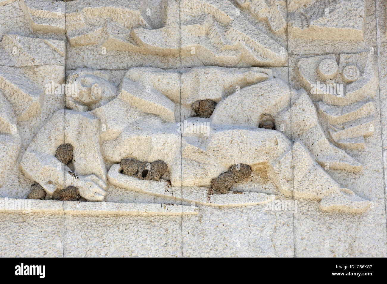 Einzigartige Vogel (Schwalbe) nistet in Steinrelief mit kommunistischen Motive am Bahnhof, Bulgarien Stockfoto