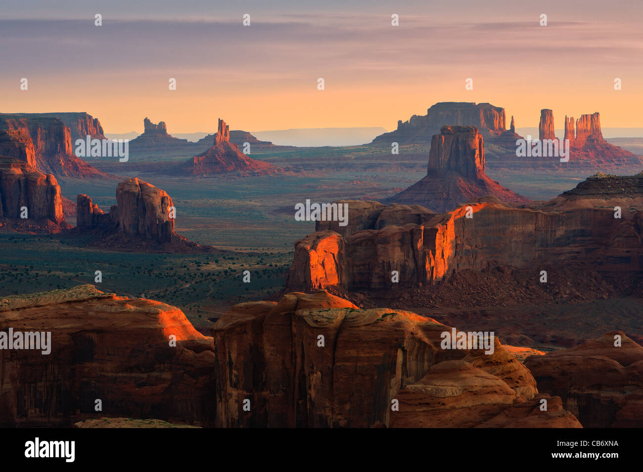Sonnenaufgang mit dem Blick von Hunts Mesa im Monument Valley an der Grenze zwischen Utah und Arizona, USA Stockfoto