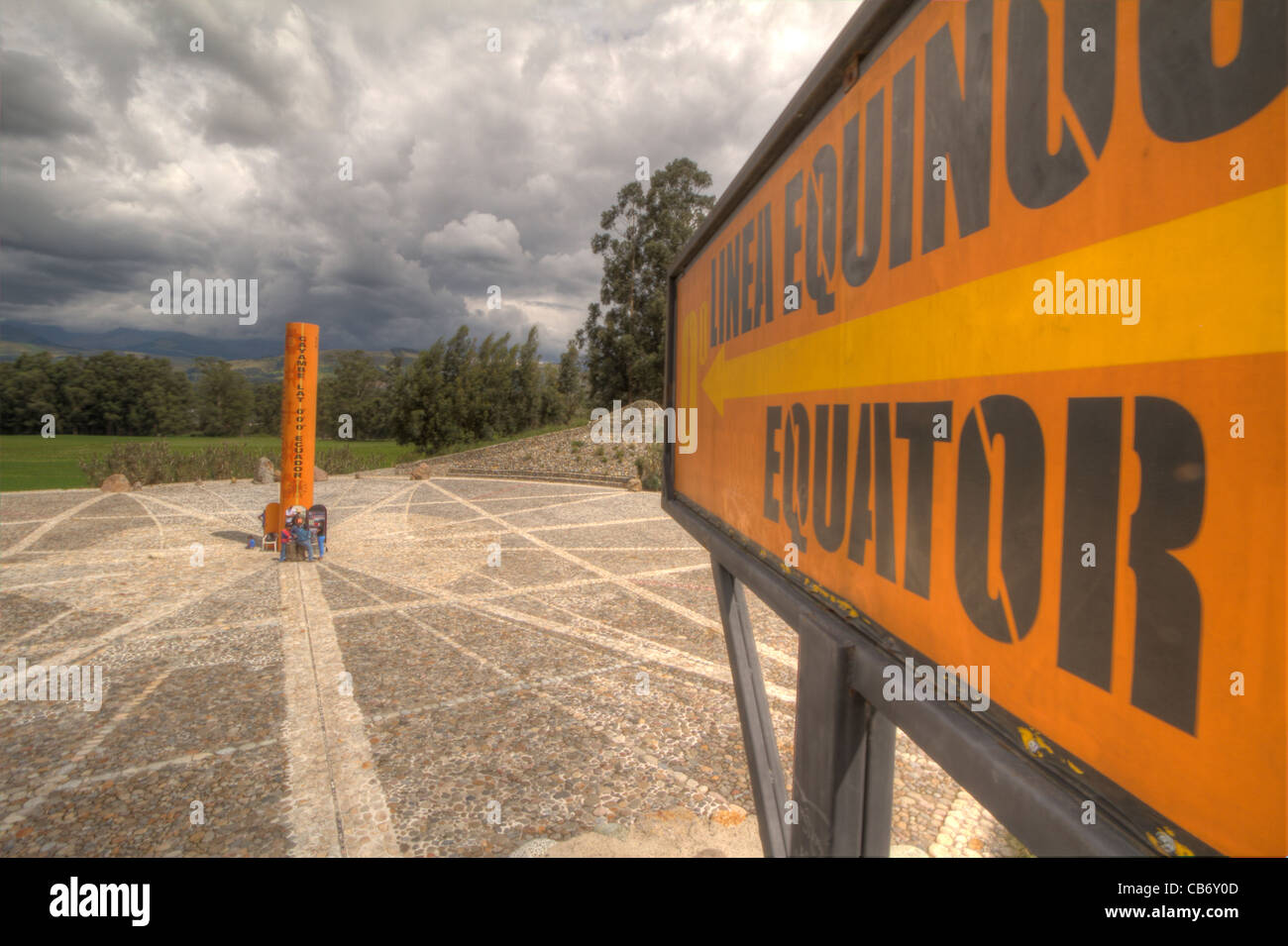 Orangefarbenes Schild auf dem Äquator bei Null Grad Stockfoto