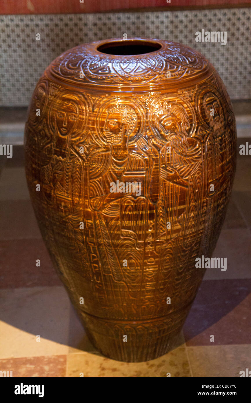 Orant Vase mit religiösen Figuren geschnitzt Stockfoto