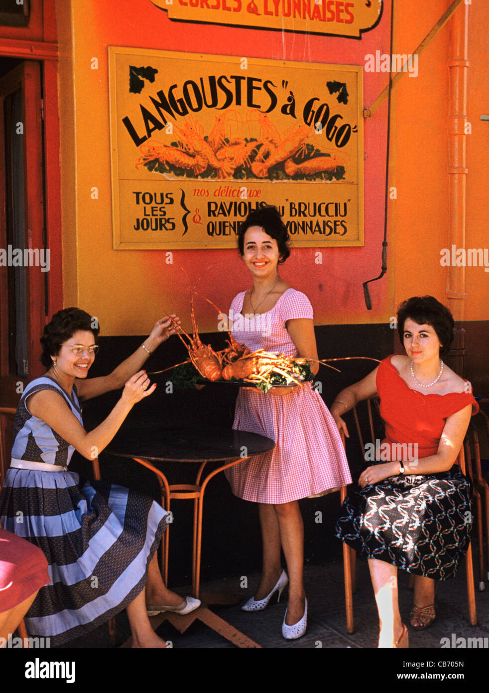 Französische Frauen der 1950er Jahre oder Anfang der 1960er Jahre im Außenbereich ein Seafood Restaurant spezialisiert auf Hummer, Porto-Vecchio, Korsika, Frankreich Stockfoto