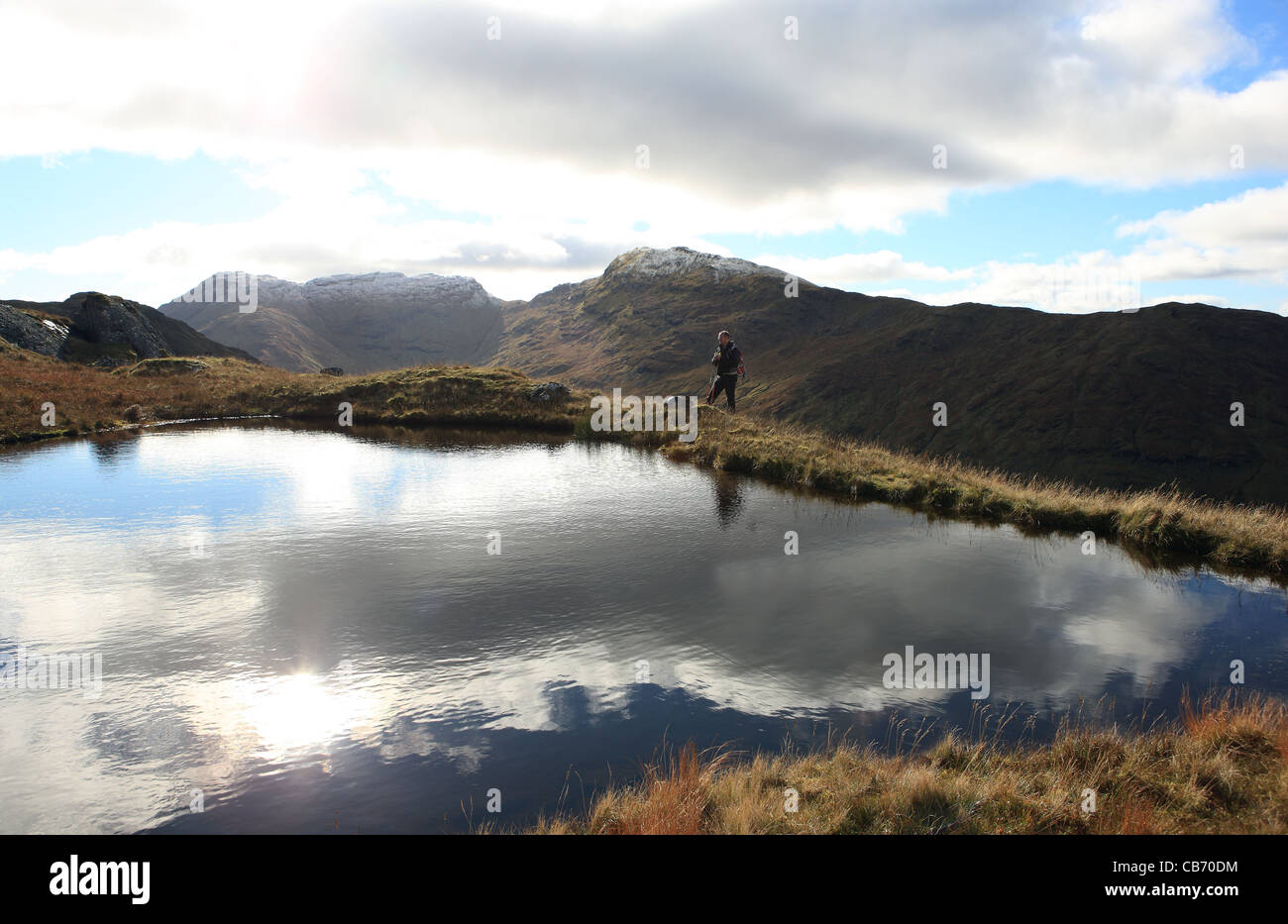 Hillwalker, die man an den Hängen des Cruach Ardrain aus Sicht der An Caisteal (995m) und Beinn a'Chroin (938m) wegzunehmen Stockfoto