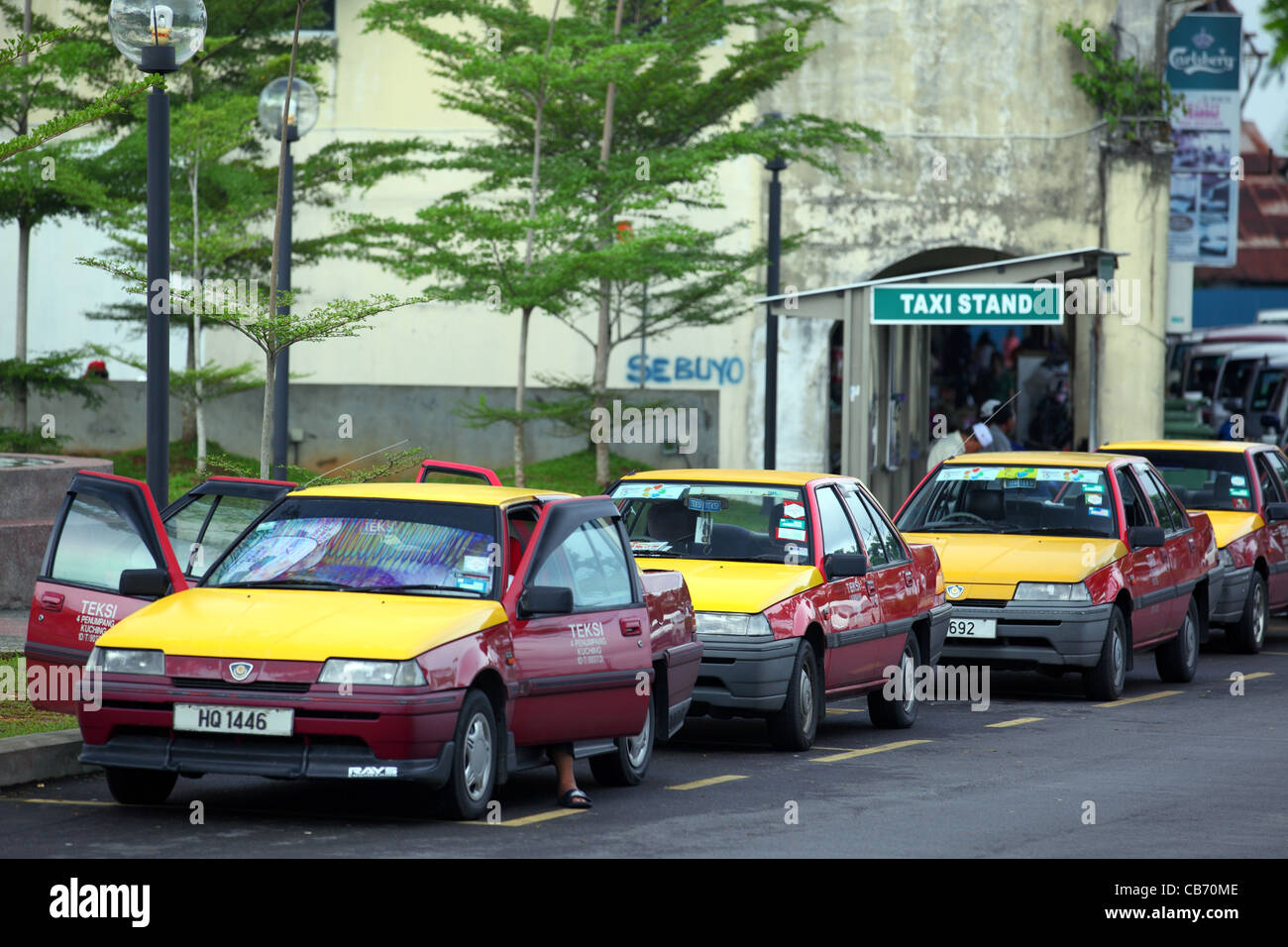 Taxis warten auf Kunden. Kuching, Sarawak, Borneo, Malaysia, Süd-Ost-Asien, Asien Stockfoto