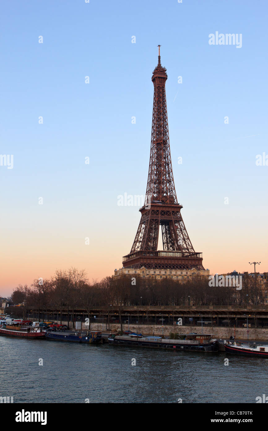 Eiffelturm in Paris Frankreich mit blauem Himmel Stockfoto