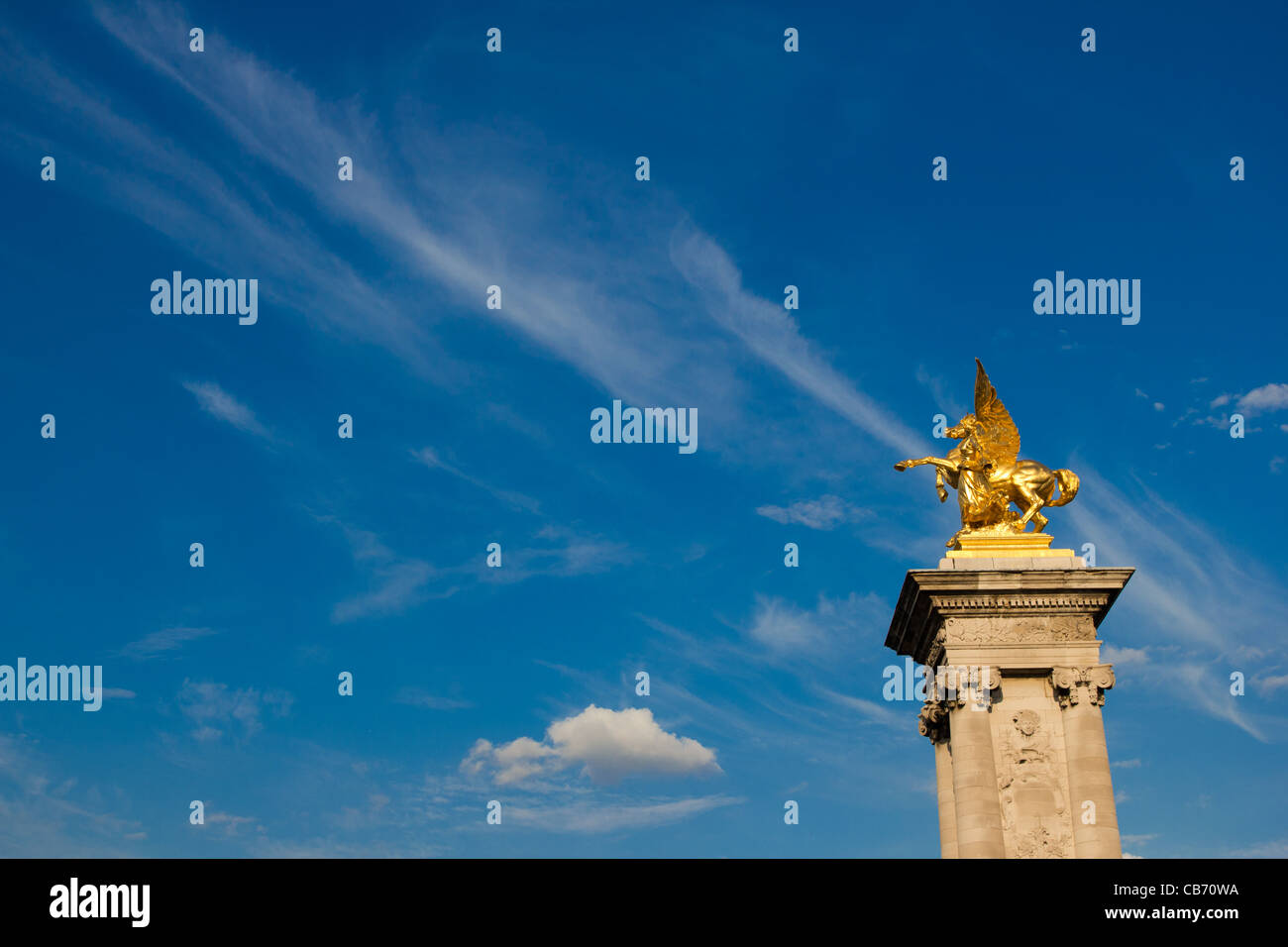 Vergoldete Skulptur auf der Pont Alexandre III in den blauen Himmel Stockfoto