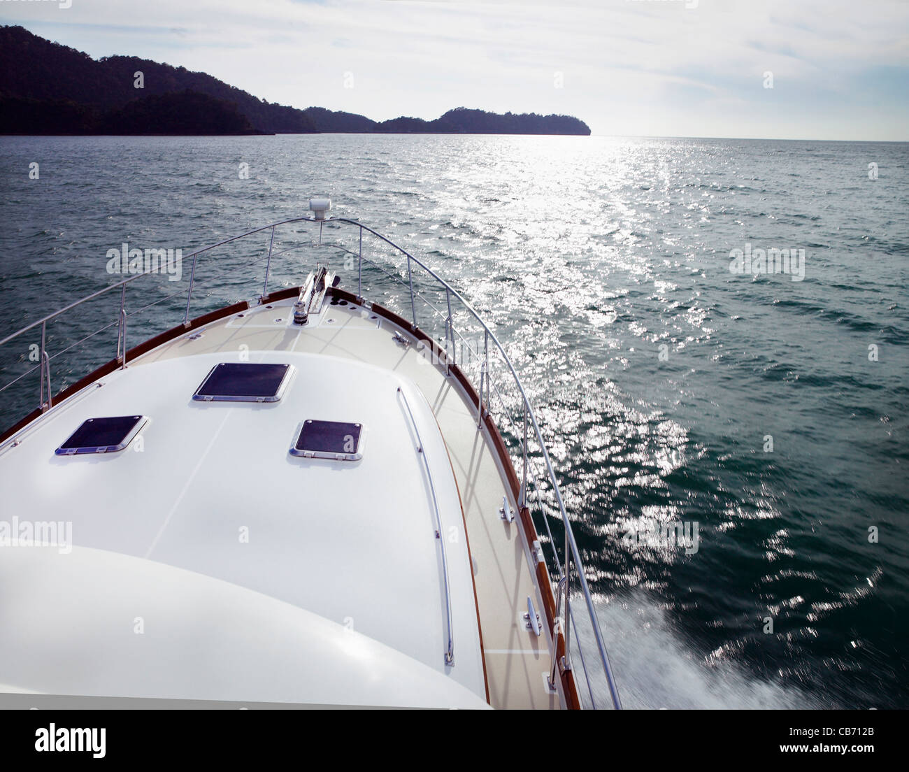 Bogen des Boot durch das Wasser bewegen Stockfoto