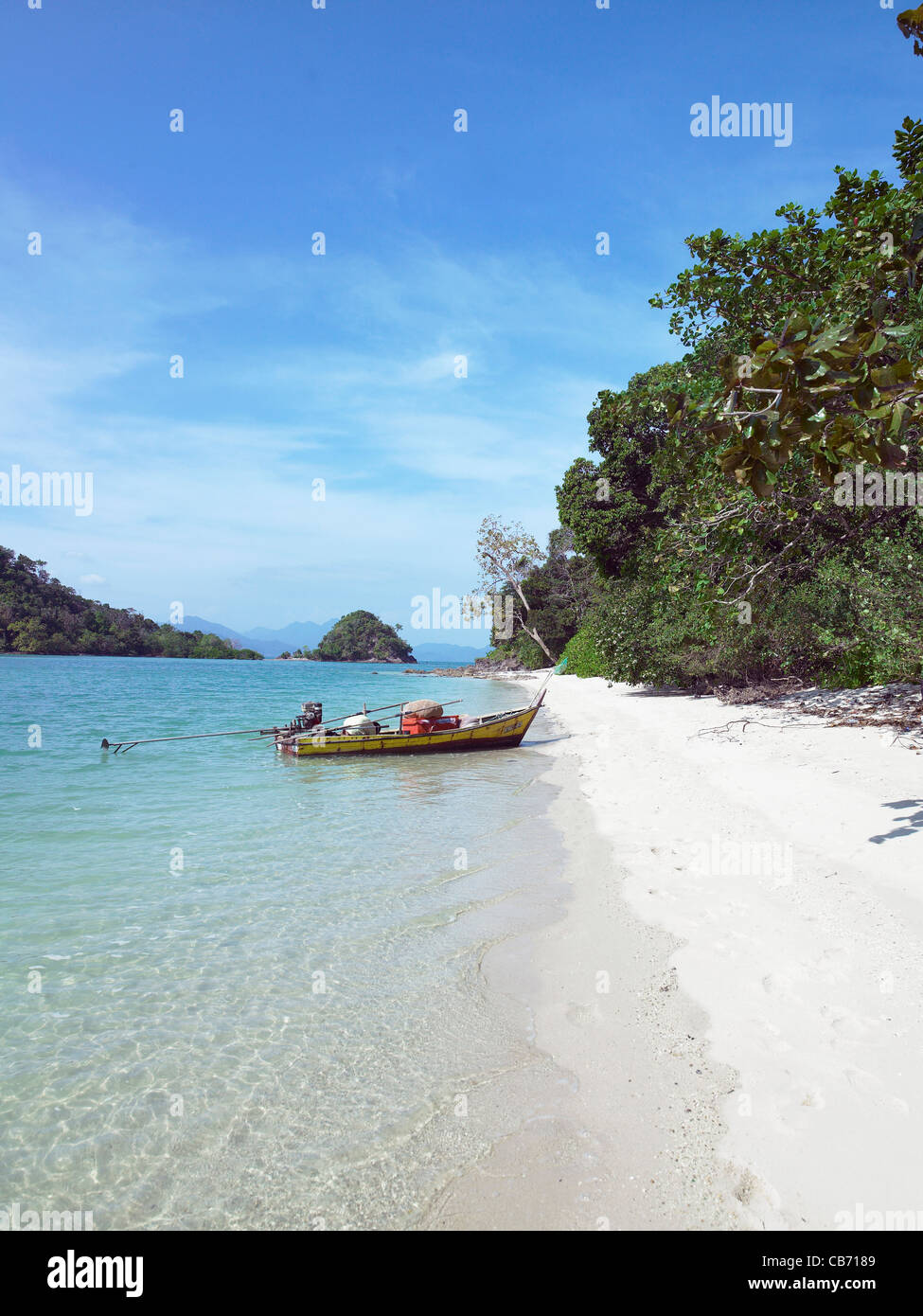 Langkawi, Malaysia Fischerboot am Strand Stockfoto