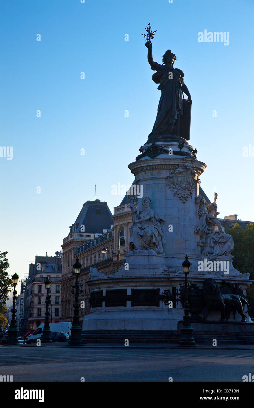 Paris, das Denkmal der Republik mit der Simbolic Statue von Marianna in Place De La République Stockfoto