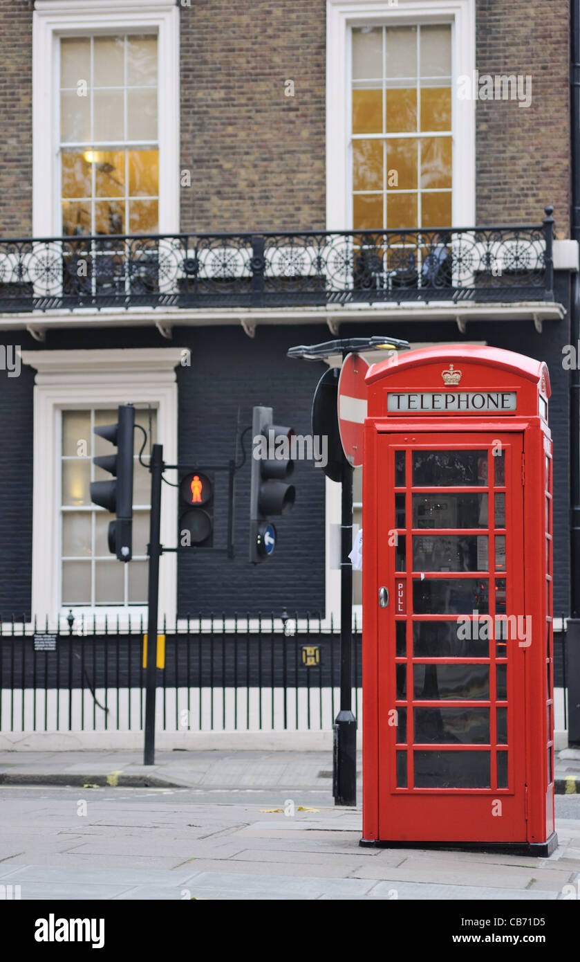 London: Rote Telefonzelle auf der Straße - Symbol für Großbritannien. Stockfoto