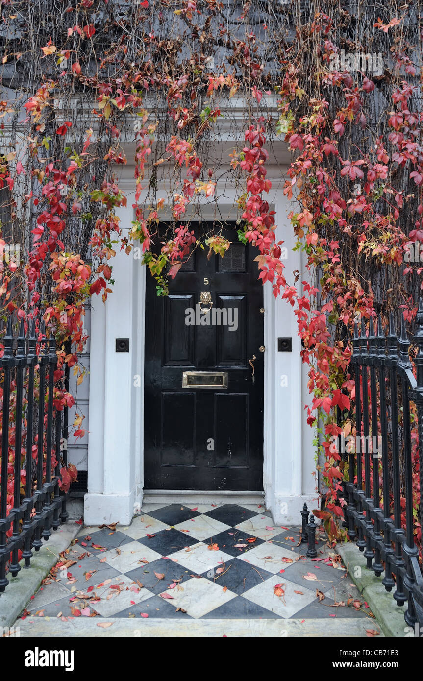 London: Haustür in ein klassisches viktorianisches Herrenhaus. Stockfoto