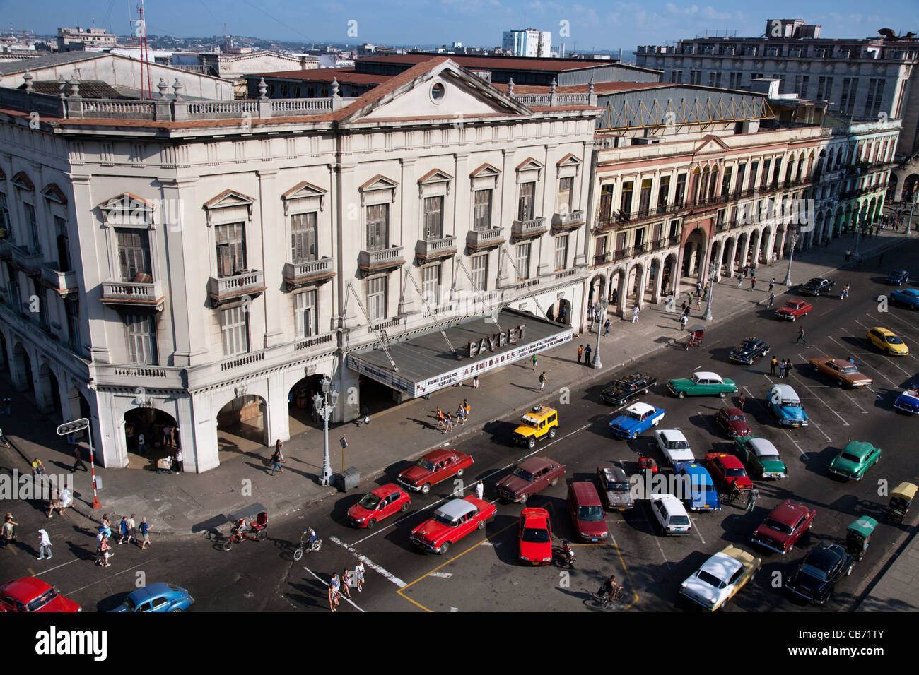 Blick vom Dach des Teatro Nacional de Cuba auf dem Teatro Payret und Paseo Marti, Havanna (La Habana), Kuba Stockfoto