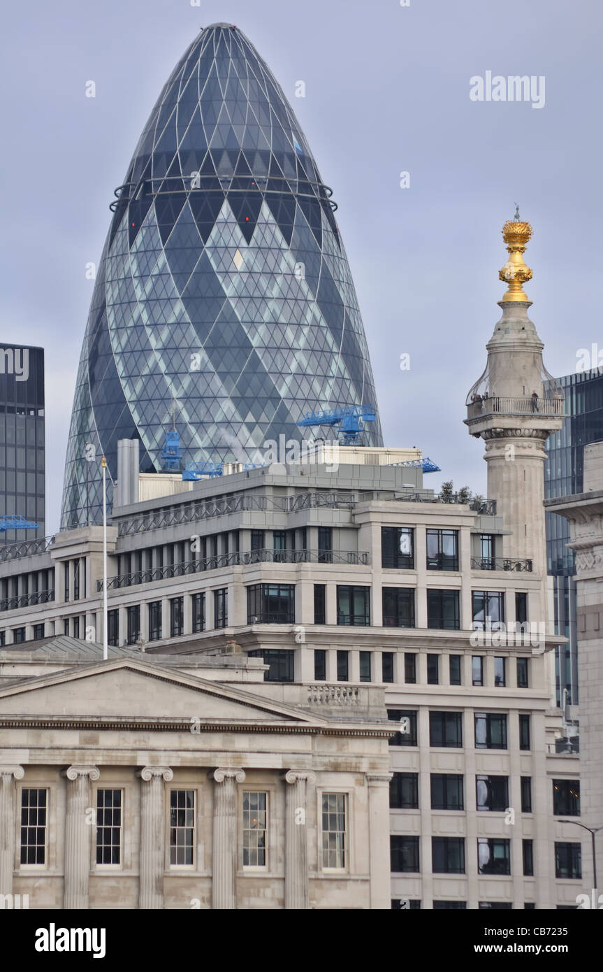 London: Blick auf den Business-Viertel von London "City of London" und Denkmal Stockfoto
