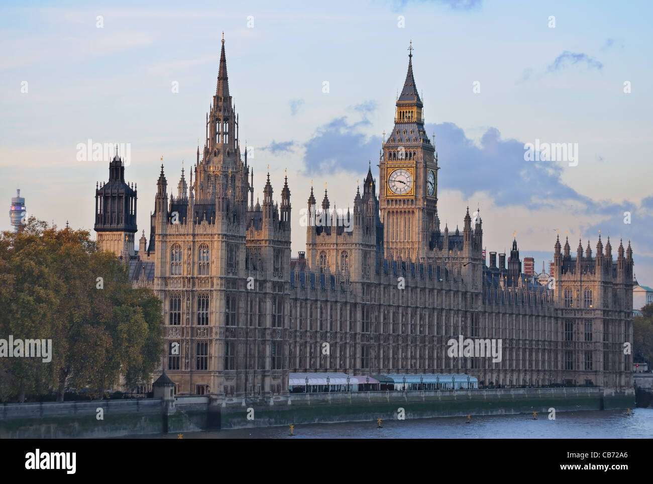 London: Häuser des Parlaments am Abend Stockfoto