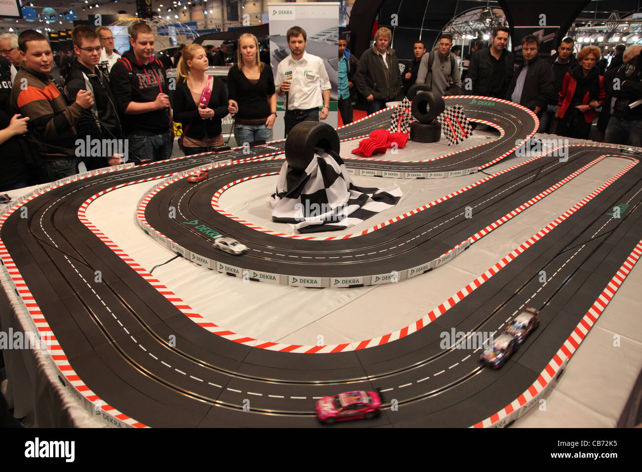 Slot Car Racing-Rennstrecke auf der Essen Motor Show in Essen, Deutschland, am 29. November 2011 Stockfoto