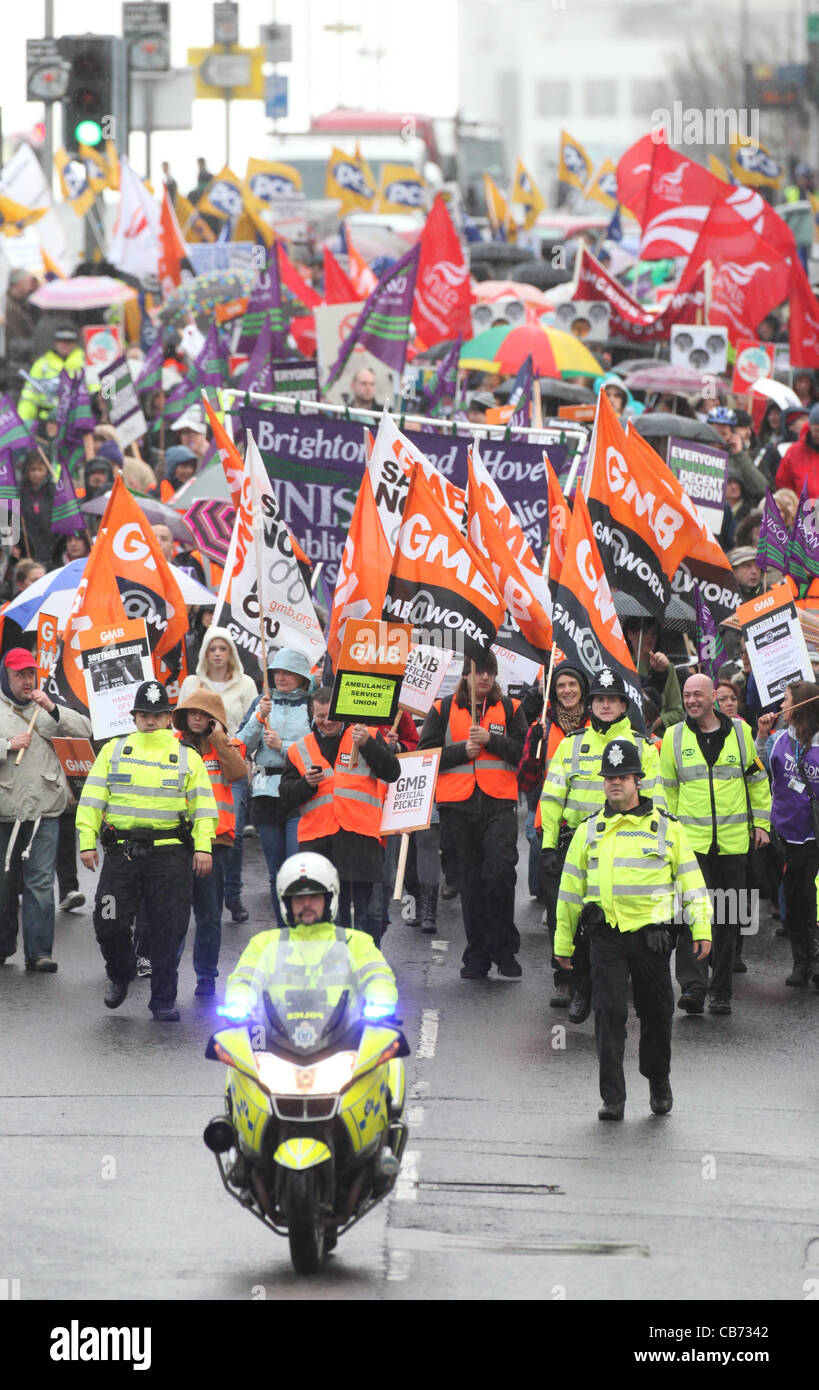 Öffentlichen Sektor Streikenden marschieren durch die Straßen von Brighton während eines nationalen Streiks über Renten. Bild von James Boardman. Stockfoto