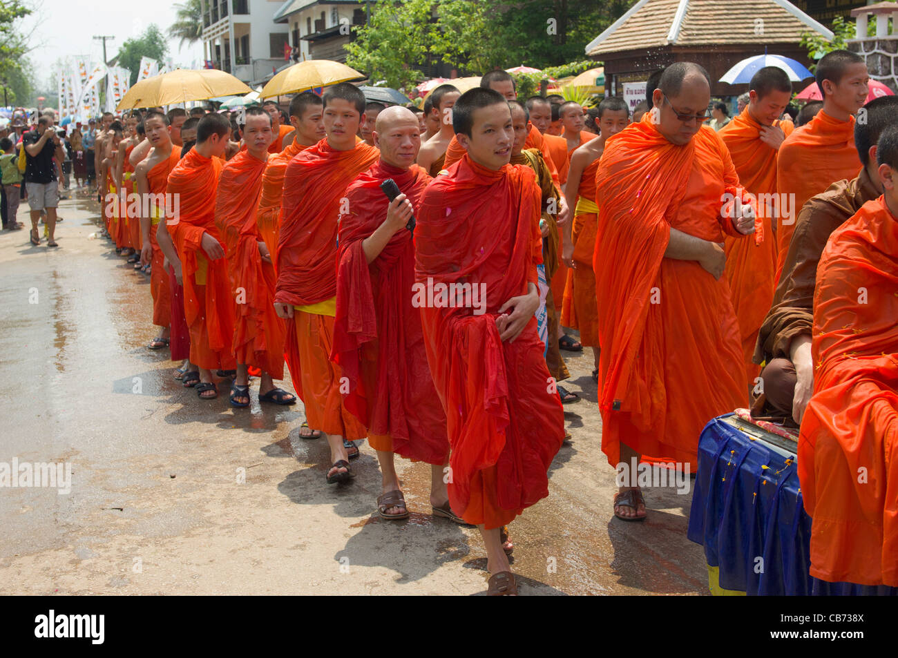 Buddhistische Mönche in einer Prozession auf Mue Nau, der mittlere Tag der Lao Neujahr (Pi Mai Lao), Luang Prabang, Laos nass Stockfoto