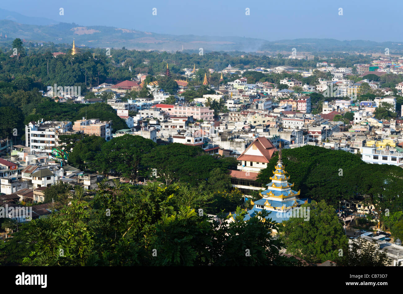 Blick vom buddhistischen Tempel auf Hügel in Maesai Thailand mit Blick auf Tachileik Myanmar mit Pagoden & goldene stupa Stockfoto