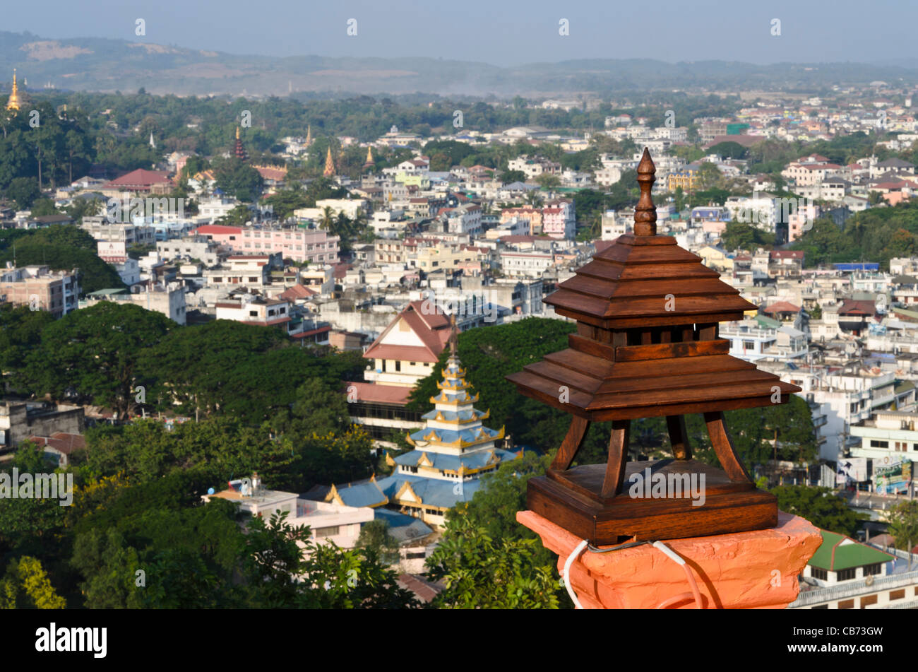 Blick vom buddhistischen Tempel auf Hügel in Maesai Thailand mit Blick auf Tachileik Myanmar mit kleinen braunen Holz Pagode vor Stockfoto