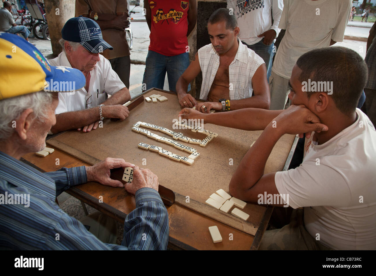 Domino spielen am Nachmittag vom Recova, Havanna (La Habana), Kuba Stockfoto