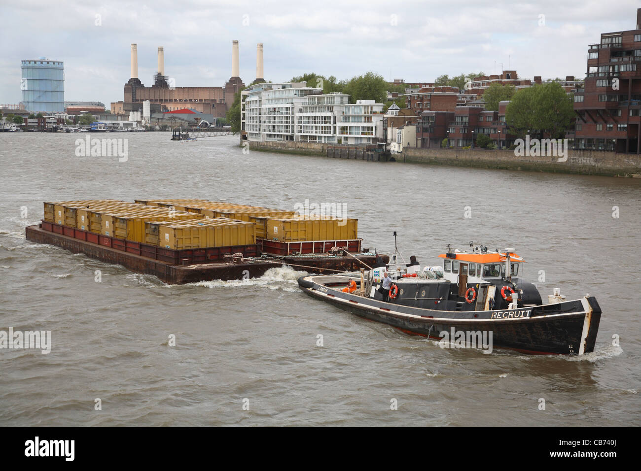 Londons befleißigen wird per Binnenschiff auf der Themse in Containern transportiert. Stockfoto