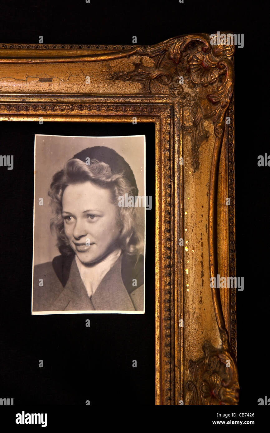 ein altes Foto einer jungen Frau aus den 1940er Jahren in einem alten Bilderrahmen Stockfoto