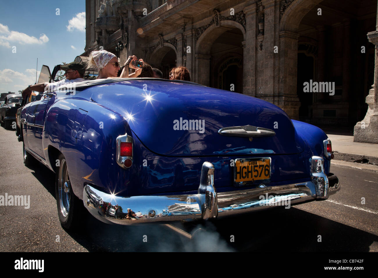 Touristen in einem Oldtimer, Havanna (La Habana), Kuba Stockfoto