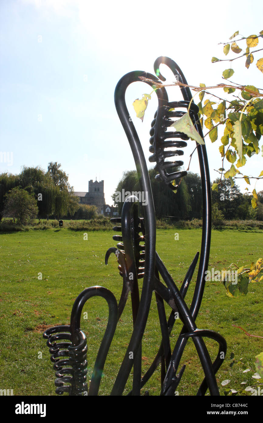 Kunst im öffentlichen Raum Metallskulptur mit Waltham Abbey Kirche im Hintergrund, Essex. Stockfoto