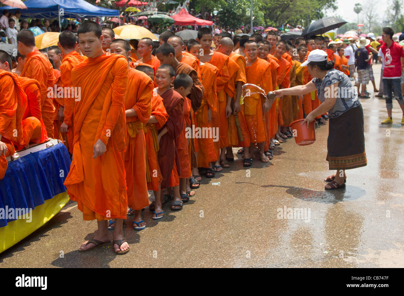 Buddhistische Mönche stellten sich für die Prozession am Mue Nau, Lao Neujahr gesegnet mit Wasser (Pi Mai Lao), Luang Prabang, Laos Stockfoto